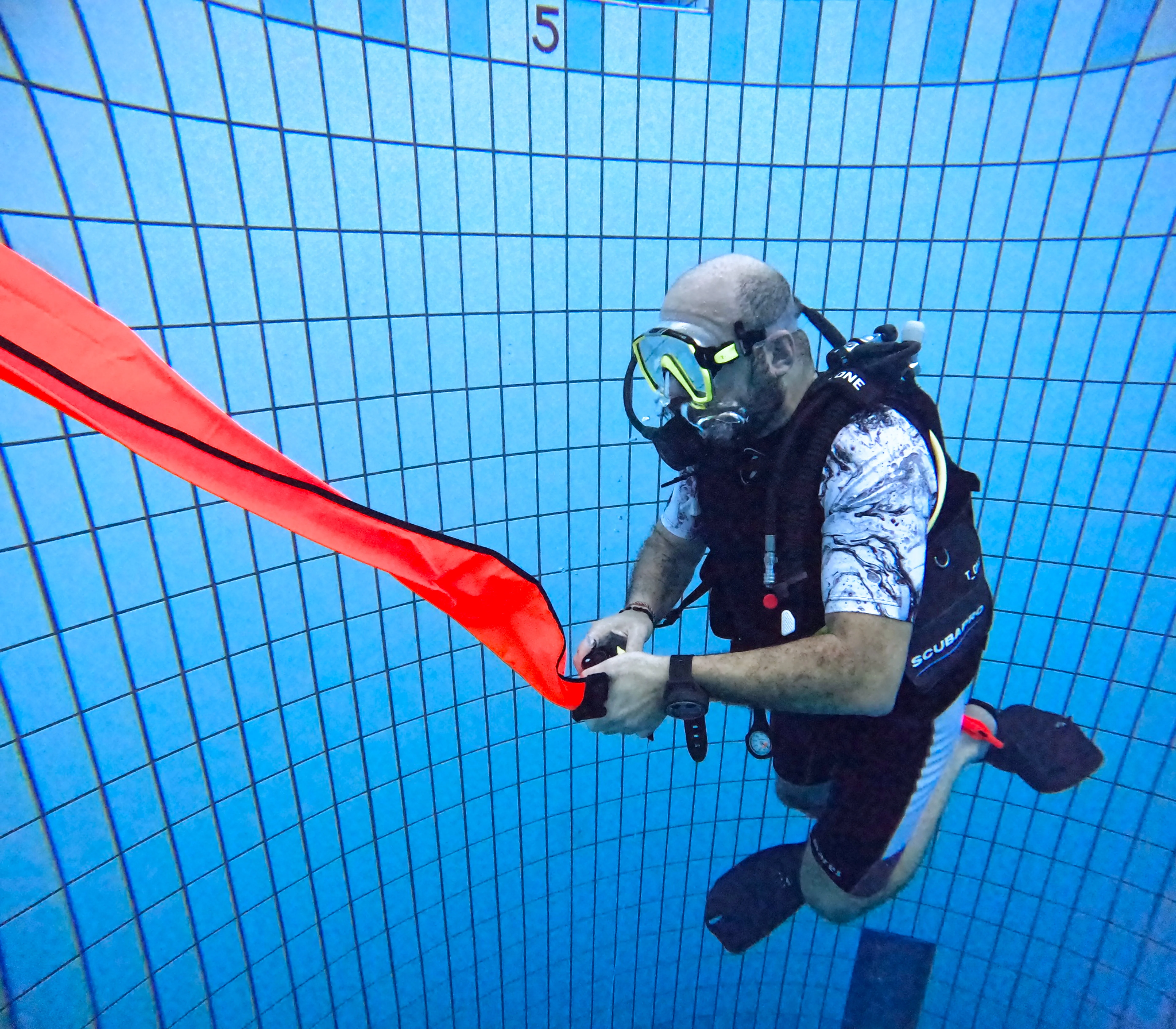 Exercice technique de parachute de palier sous l'eau