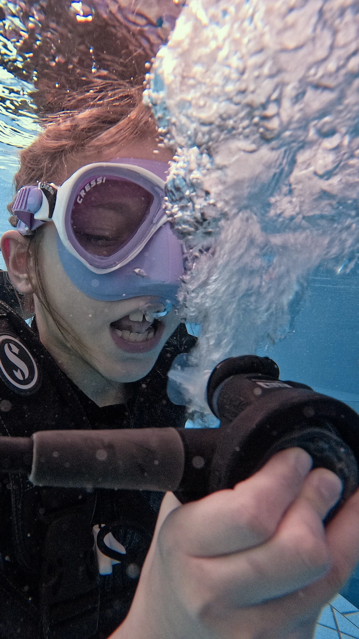 Jeune élève épanouie apprenant la plongée en fosse