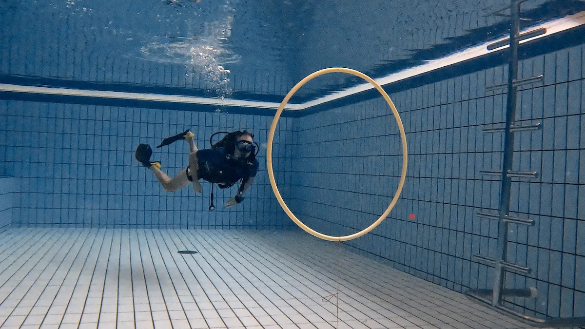Exercice d'aisance aquatique dans un cerceau
